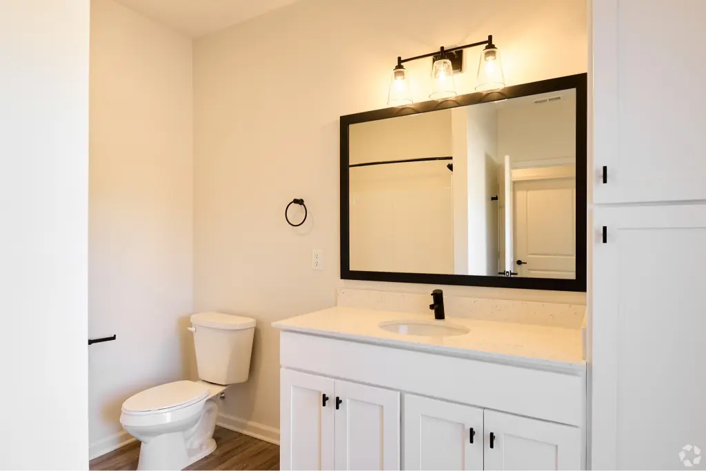 Floor plan E bathroom, 2 bed 2 bath, 1095 sq ft
